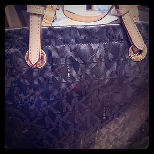 L👀k! Michael Kor black tote